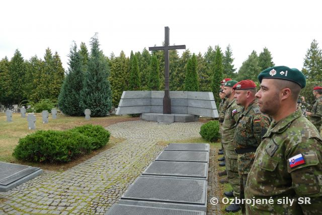 Partnerská výpomoc profesionálnych vojakov 20. práporu logistiky Prešov s vojakmi Bundeswehr pri údržbe vojenských nemeckých cintorínov