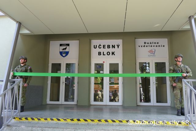 Slávnostne otvorenie prvej triedy duálneho vzdelávania s vojenským zameraním v Sečovciach