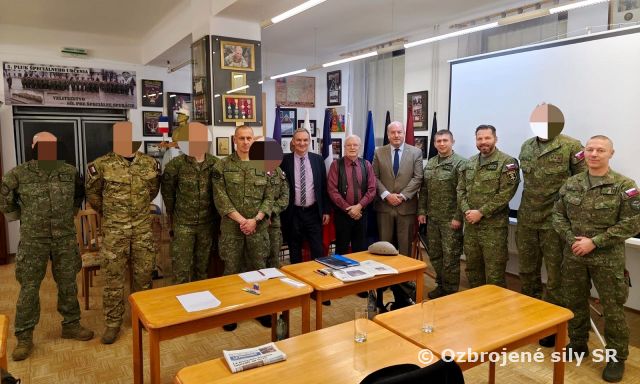 Intenzívny kurz francúzskeho jazyka na 5. pluku špeciálneho určenia podporuje medzinárodnú spoluprácu.