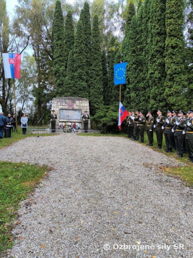 Pietny akt kladenia vencov v posádke Martin