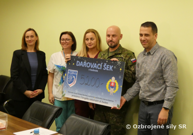 Titulný obrázok k aktualite: 2. brigáda vzdušných síl odovzdala finančný dar detskej nemocnici